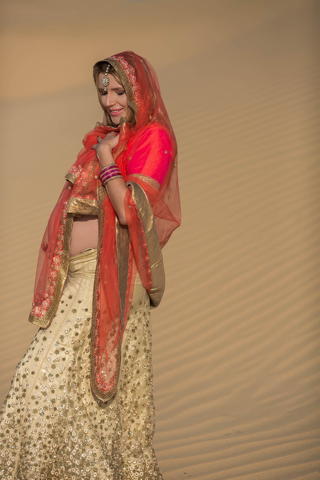 Sunrise desert maternity session — photography by Anna Shehtova (9/15)