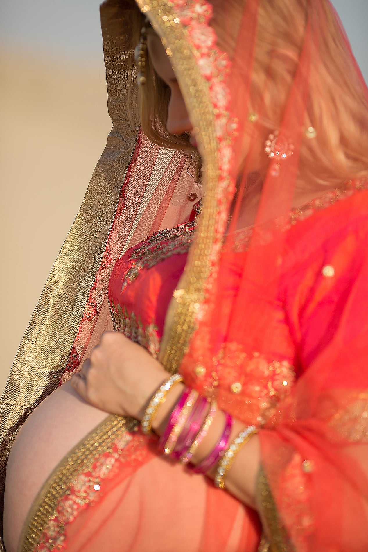 Sunrise desert maternity session — photography by Anna Shehtova (13/15)