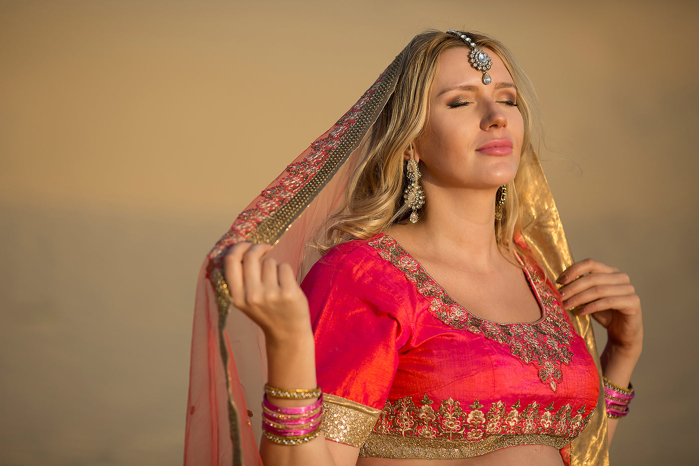 Sunrise desert maternity session — photography by Anna Shehtova (14/15)